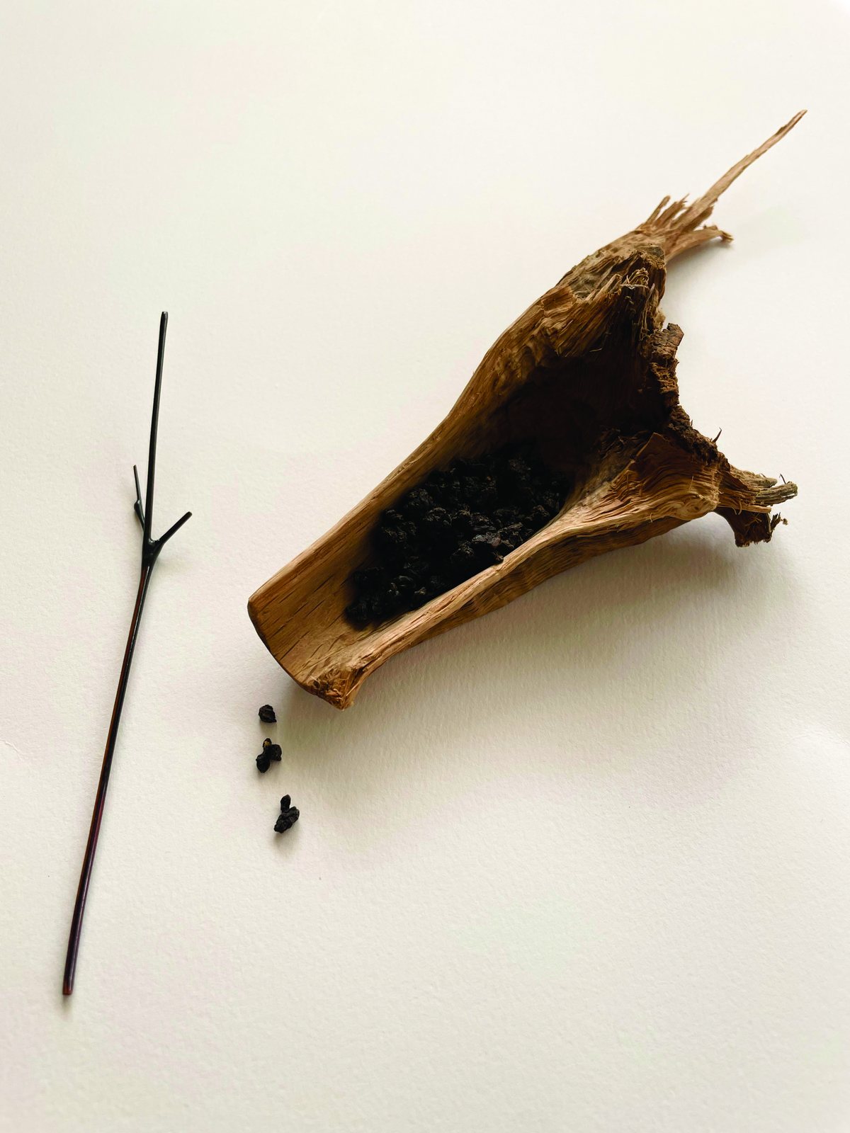Gyeol — split wood, following the dark figuring