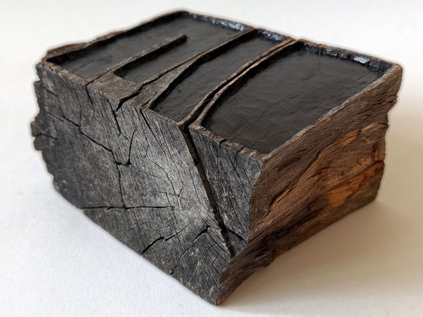 Gyeol — lacquer worked into a split, weathered block